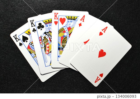 ポーカー フルハウスの役を並べたカード ポーカー フルハウスの役を並べたカード 134006093