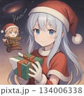 クリスマスプレゼントにプレゼントを渡す女の子 134006338