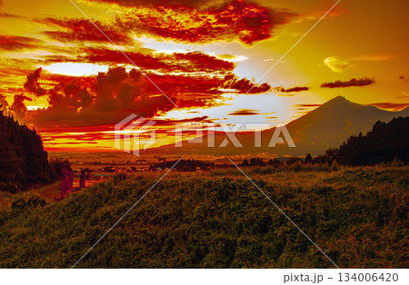 夕焼けに染まる晩秋の磐梯山 夕焼けに染まる晩秋の磐梯山 134006420