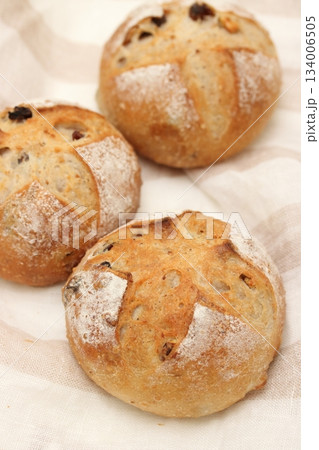 焼き立てのレーズンとクルミのパン 134006505