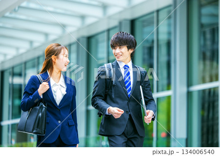 歩くビジネスウーマンとビジネスマン 134006540