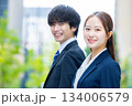 見上げるビジネスマン 134006579