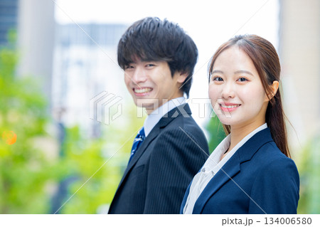 見上げるビジネスマン 134006580