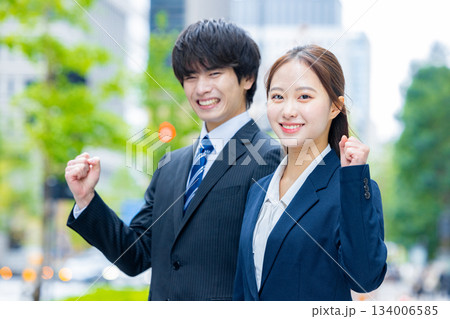 見上げるビジネスマン 134006585