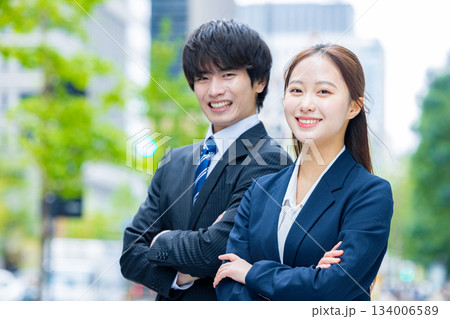 見上げるビジネスマン 見上げるビジネスマン 134006589