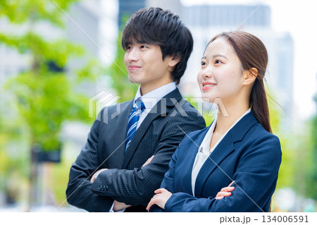 見上げるビジネスマン 134006591