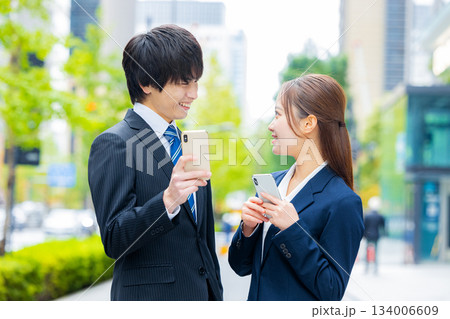 スマホを使うビジネスマンとビジネスウーマン 134006609
