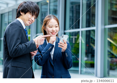 スマホを使うビジネスマンとビジネスウーマン 134006611