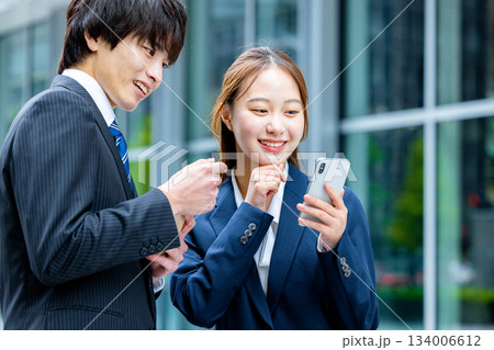 スマホを使うビジネスマンとビジネスウーマン 134006612