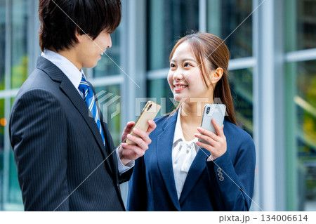 スマホを使うビジネスマンとビジネスウーマン 134006614