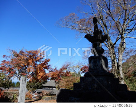 英彦山の宝篋印塔と紅葉 英彦山の宝篋印塔と紅葉 134006619