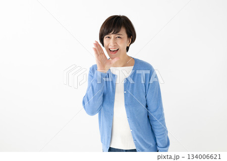 声援を送る女性 134006621