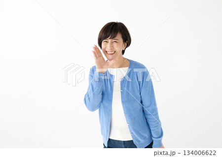 声援を送る女性 声援を送る女性 134006622