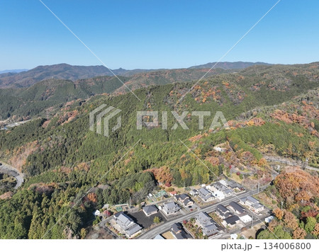 岐阜県八百津の紅葉 杉原千畝記念館付近のドローン撮影風景 134006800