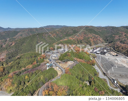 岐阜県八百津の紅葉 杉原千畝記念館付近のドローン撮影風景 134006805