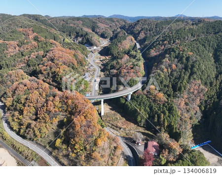 岐阜県八百津の紅葉 杉原千畝記念館付近のドローン撮影風景 岐阜県八百津の紅葉 杉原千畝記念館付近のドローン撮影風景 134006819