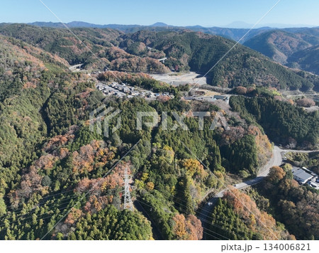 岐阜県八百津の紅葉 杉原千畝記念館付近のドローン撮影風景 134006821