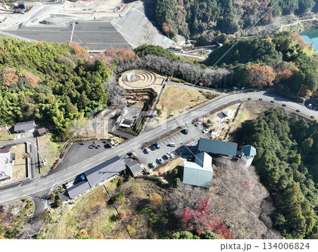 岐阜県八百津の紅葉 杉原千畝記念館付近のドローン撮影風景 134006824