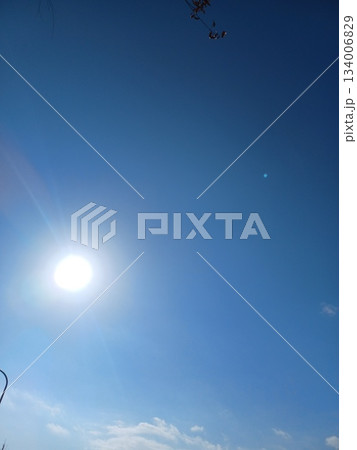 秋の空に浮かぶ太陽 秋の空に浮かぶ太陽 134006829