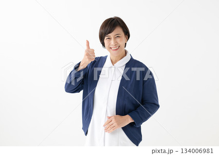 白衣を着た女性 134006981