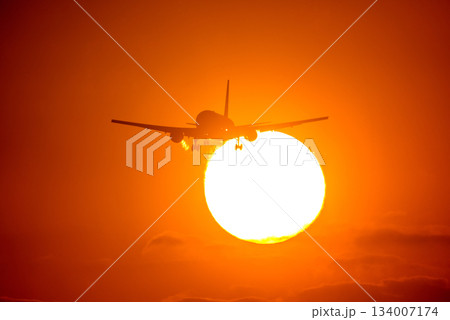 飛行機と夕陽 134007174
