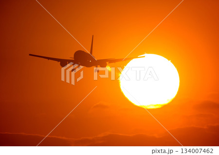飛行機と夕陽 飛行機と夕陽 134007462
