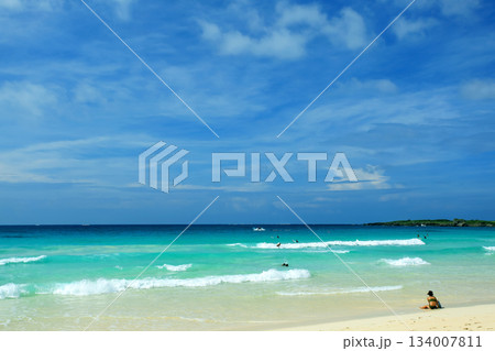 沖縄　伊良部島　渡口の浜 134007811