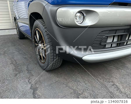 自動車のフロントバンパー 134007816