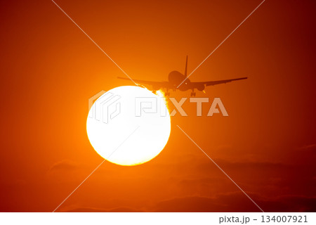 飛行機と夕陽 134007921