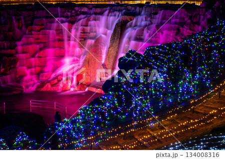 ピンクと紫にライトアップされた滝 134008316