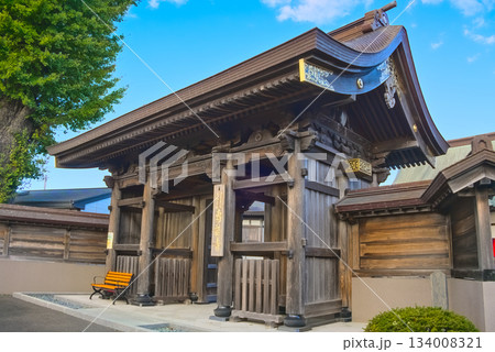 歴史ある専能寺山門と木造建築の趣ある風景 歴史ある専能寺山門と木造建築の趣ある風景 134008321