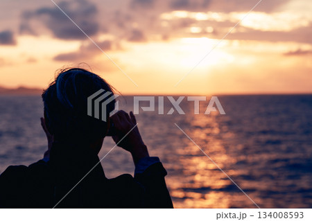 ドラマチックな夕焼け空と海の風景 ドラマチックな夕焼け空と海の風景 134008593