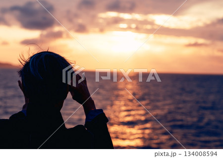 ドラマチックな夕焼け空と海の風景 134008594