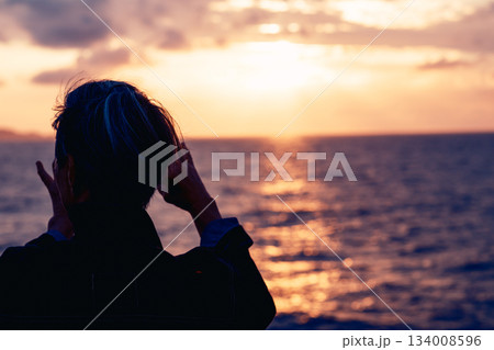 ドラマチックな夕焼け空と海の風景 134008596
