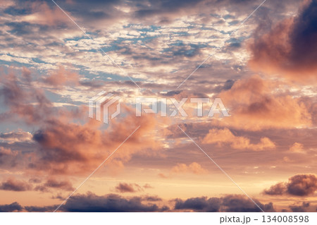 ドラマチックな夕焼け空と海の風景 134008598