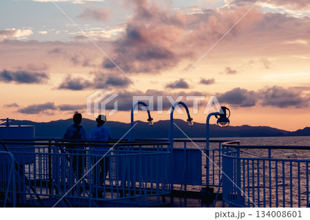 ドラマチックな夕焼け空と海の風景 134008601