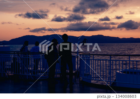 ドラマチックな夕焼け空と海の風景 134008603
