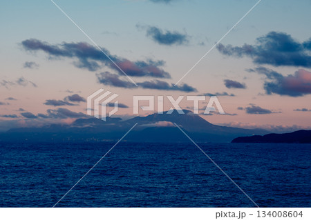 ドラマチックな夕焼け空と海の風景 134008604