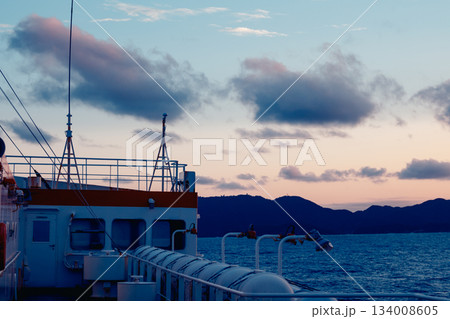 ドラマチックな夕焼け空と海の風景 134008605