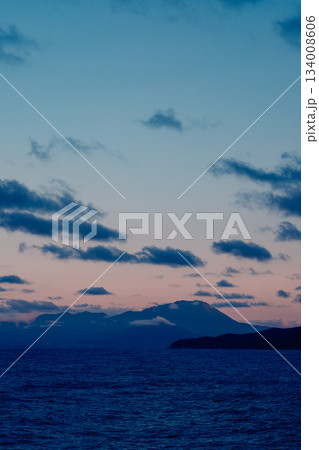 ドラマチックな夕焼け空と海の風景 134008606