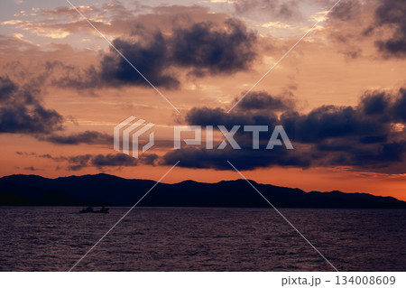 ドラマチックな夕焼け空と海の風景 ドラマチックな夕焼け空と海の風景 134008609