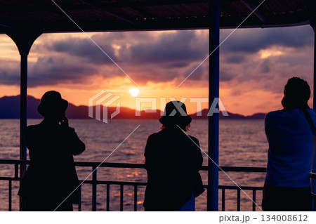 ドラマチックな夕焼け空と海の風景 ドラマチックな夕焼け空と海の風景 134008612