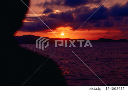 ドラマチックな夕焼け空と海の風景 134008615