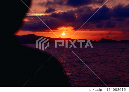 ドラマチックな夕焼け空と海の風景 134008616