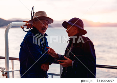 夕焼けの船上で寄り添うシニア夫婦のポートレート 夕焼けの船上で寄り添うシニア夫婦のポートレート 134009057