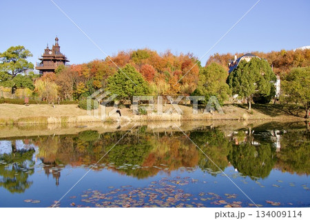 水面に映るジブリパークのエレベーター塔 紅葉の秋景色 水面に映るジブリパークのエレベーター塔 紅葉の秋景色 134009114