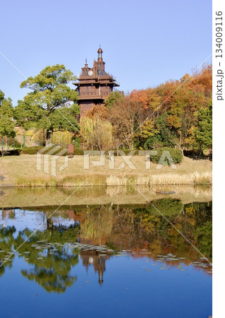 水面に映るジブリパークのエレベーター塔 紅葉の秋景色 水面に映るジブリパークのエレベーター塔 紅葉の秋景色 134009116