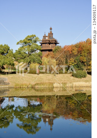 水面に映るジブリパークのエレベーター塔　紅葉の秋景色 134009117