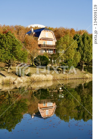 水面に映るジブリパークの地球屋(青春の丘) 紅葉の秋景色 水面に映るジブリパークの地球屋(青春の丘) 紅葉の秋景色 134009119