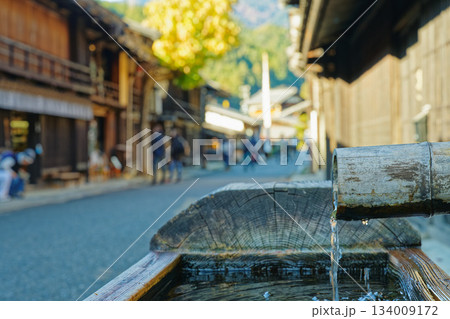 妻籠宿の竹の水場と背景に広がる秋の町並み 妻籠宿の竹の水場と背景に広がる秋の町並み 134009172
